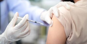 Close,Up,Of,Doctor,Making,A,Vaccination,In,The,Shoulder
