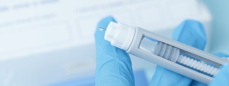 Close,Up,On,A,Needle,On,Diabetic,Medication,Pen.,Hands