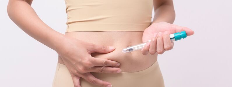 Close,Up,Woman,Using,Ivf,Treatment,Injection,On,Belly,To
